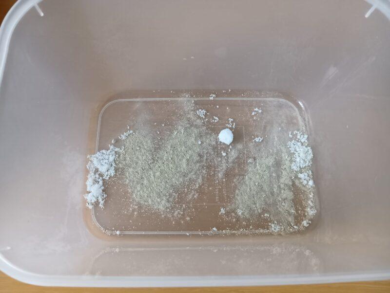 空のタッパーの底に白砂糖と生ごみ促進剤が入った様子