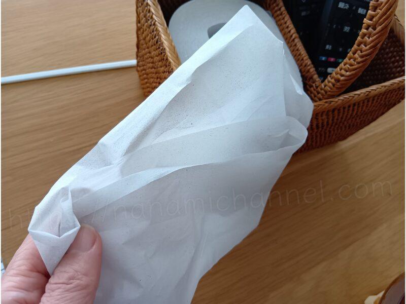長く出したトイレットペーパーを3つ折りにしている様子