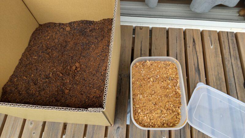 段ボールコンポストと猫フン処理用タッパー