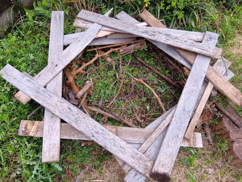 古いすのこを鳥の巣のように積み重ねている