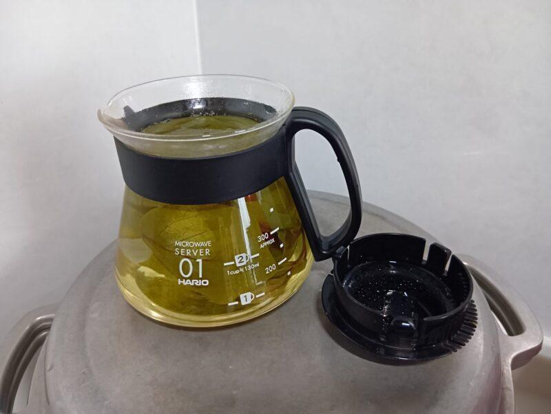 コーヒーサーバーの柿の葉茶