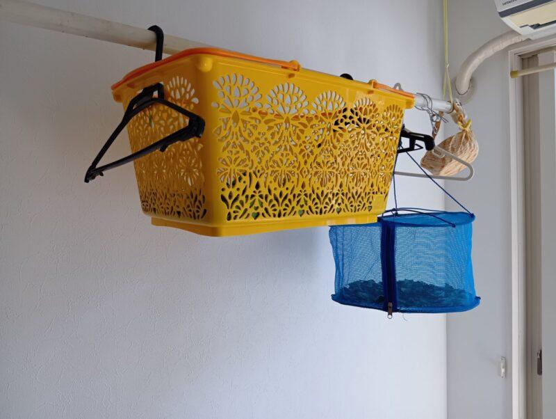室内の洗濯かごと乾物ネット