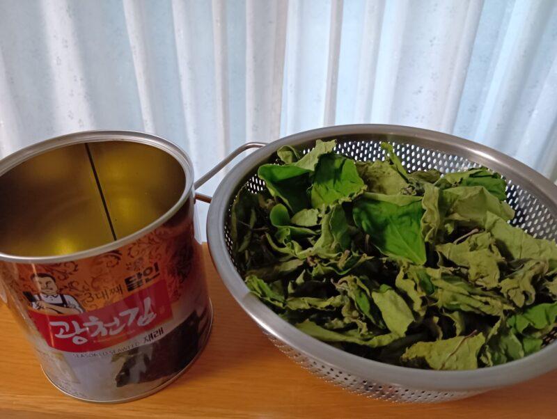 乾燥させた柿の葉