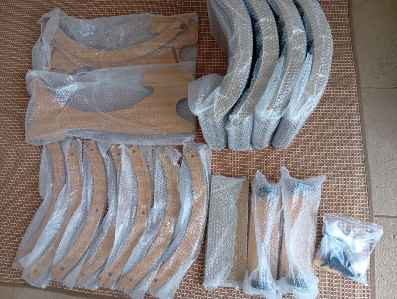 梱包材に包まれた床に並べたたくさんのパーツ