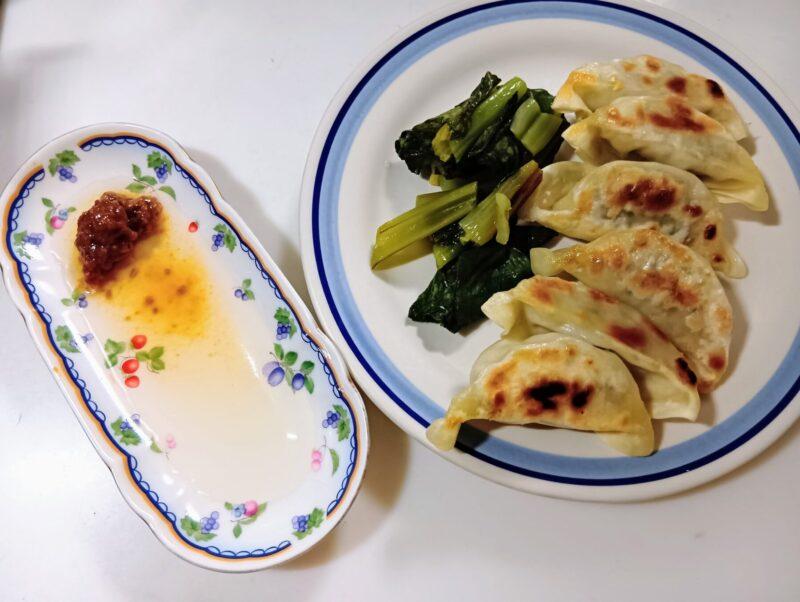 焼き餃子のタレに梅味噌と酢を添えている